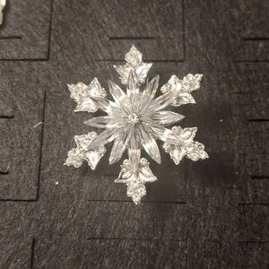 Beautiful Rhinestone Starburst Brooch in Silver